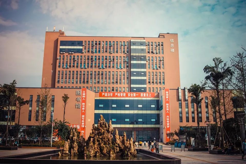 资阳汽车学院.jpg 资阳汽车学院.jpg